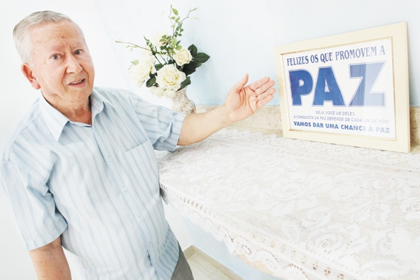 Esta foi uma semana festiva para o padre José Alaor Borges, que na última terça-feira chegou à marca dos 74 anos de idade, e ontem, festejou 45 anos como sacerdote. Padre Alaor é o responsável pela capela do Lar São Vicente, onde ele celebra todo final de